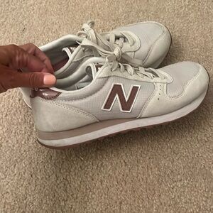 New Balance 574 in  cream/dark pink